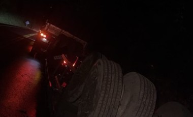 Carreta carregada com fertilizantes tomba na BR-163