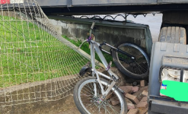 Menino de 13 anos fica ferido após colisão entre duas carretas