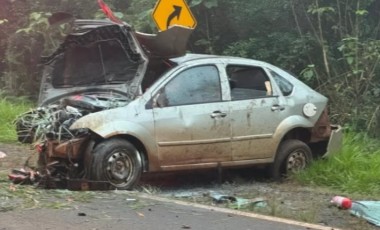Um morre e dois ficam feridos após carro colidir contra barranco na PR-158