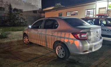 Dupla armada rouba empresa e foge com carro; veículo é recuperado, mas dinheiro desaparece