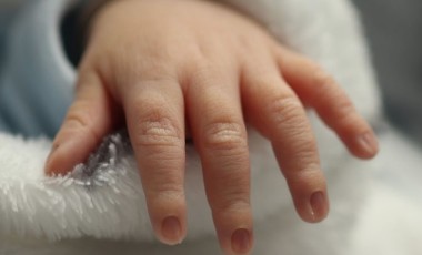 Bebê de 1 ano é hospitalizada após ingerir droga; mãe é apreendida