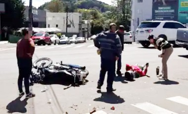 Motociclista fica ferida após colisão com carro no Centro