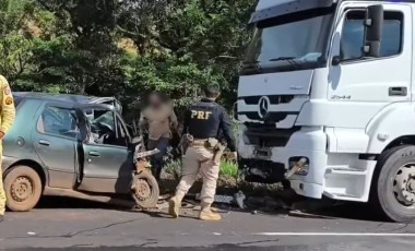 Motorista morre após colisão frontal entre carro e caminhão na BR-373