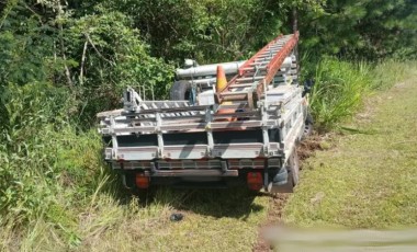 Motorista sai ileso após saída de pista na PR-483