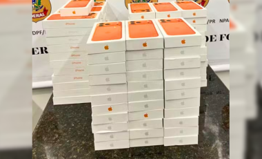 Família é flagrada com mais de 100 iPhones escondidos em malas no aeroporto 
