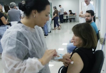 Com aumento da vacinação no Paraná, casos e internações por síndromes gripais diminuem