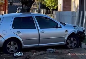 Colisão entre Corsa e Golf deixa duas pessoas feridas