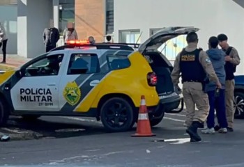 Motorista embriagado é preso após colisão entre carro e moto no bairro Cristo Rei; motociclista ficou ferido