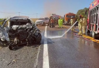 Enquanto transportava grávida, ambulância se depara com acidente entre quatro veículos e interrompe viagem para atender feridos