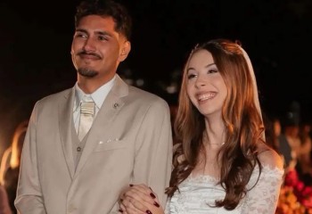 Noivo sofre acidente a caminho do casamento, mas cerimônia acontece à noite iluminada por faróis de carros