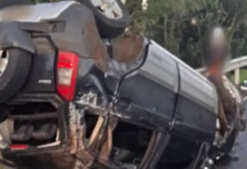 Motorista perde o controle e capota carro na PR-483