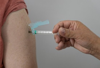 Paraná aplica 374,8 mil vacinas, supera meta e está em 2º na imunização contra a gripe