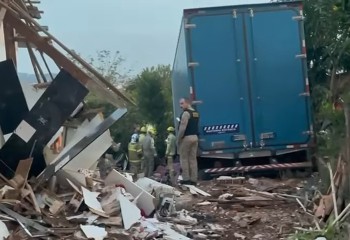 Caminhão desgovernado atinge residência e motorista morre