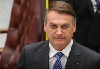 Alexandre de Moraes decide manter Bolsonaro em prisão domiciliar