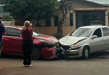 Colisão frontal entre dois veículos deixa feridos no bairro Luther King