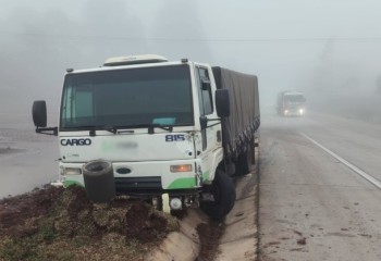 Colisão envolve dois caminhões na PRC-280