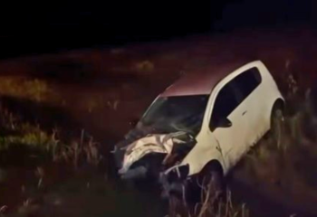 Homem sofre ferimentos graves ao bater automóvel na traseira de trator na PR-180