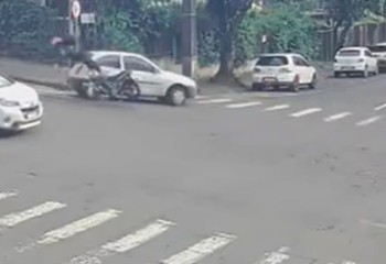Motociclista fica ferido após colisão com carro no centro