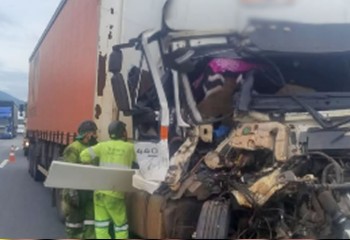Carretas de transportadora de Dionísio Cerqueira se envolvem em acidente na Régis Bittencourt