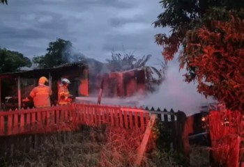 Casa é destruída por incêndio durante a madrugada