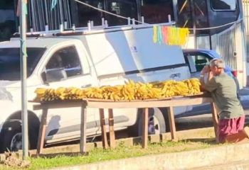 Vendedor de bananas faz oração antes de começar o trabalho e vídeo emociona milhões nas redes sociais