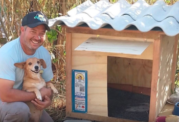 Caminhoneiro constrói mais de 1,7 mil casinhas para proteger cães e gatos abandonados