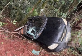 Carro capota na SC-283 e mobiliza bombeiros e Samu