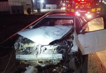 Mulher fica ferida após carro bater contra poste na BR-282