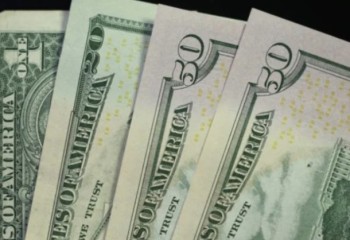 Dólar cai a R$ 4,98 e acumula perda de 4,44% na semana