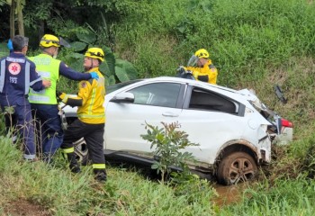 Colisão frontal entre HR-V e carreta deixa mulher e duas crianças mortas na BR-163