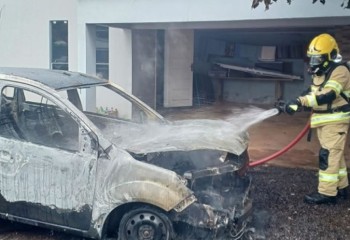 Incêndio destrói carro e ameaça residência em São Miguel do Oeste