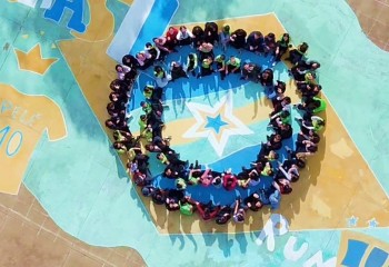 Alunos pintam quadra escolar com tema da Copa do Mundo
