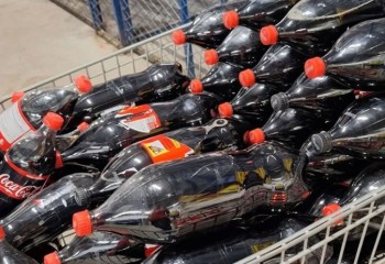 Coca-Cola recolhe garrafas após onda de furtos de figurinhas em mercados