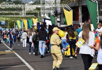 Desfile de independência reúne milhares de pessoas em Francisco Beltrão