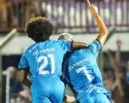 Azuriz vence de virada o Athletico, garante classificação à próxima fase e permanência no Estadual 2027