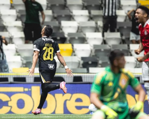 Atlético-MG vence o Internacional na Arena MRV e conquista a primeira vitória