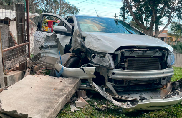 Motorista perde controle e atinge muro e canil