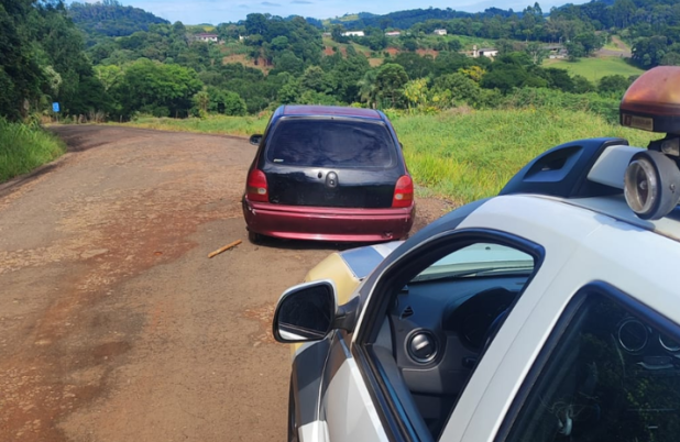 Polícia Militar recupera veículo furtado em estrada rural