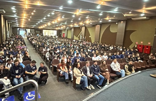 Feira de Profissões reúne mais de 400 estudantes