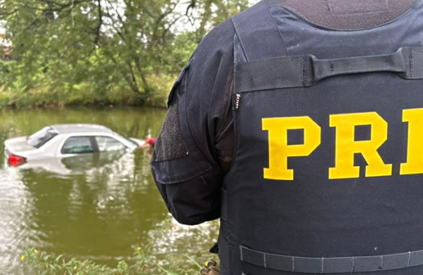 PRF apreende agrotóxicos após dupla de menores "mergulharem" com o carro num açude no Paraná