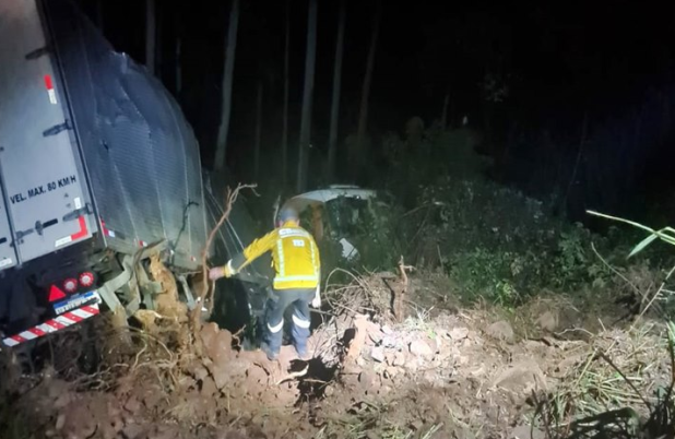 Motorista fica ferido após caminhão sair da pista na PR-182