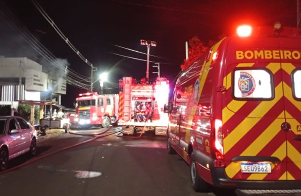 Incêndio de grandes proporções atinge empresa e residência