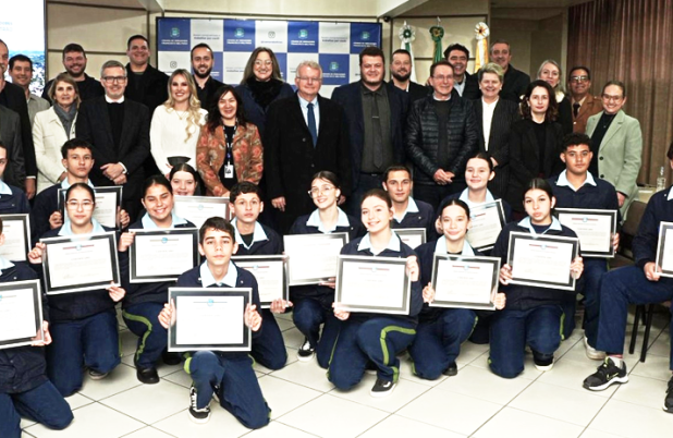 Presidente do TRE empossa Parlamento Jovem