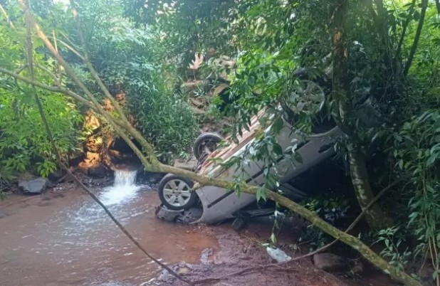 Após ser esfaqueado, homem tenta pedir ajuda e cai dentro de córrego com veículo