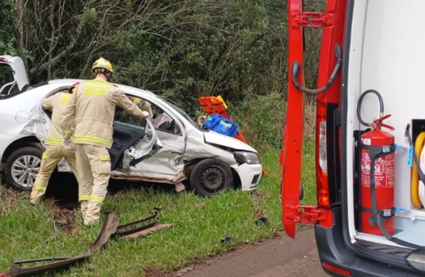 Colisão entre três veículos deixa pessoas feridas na PR-180