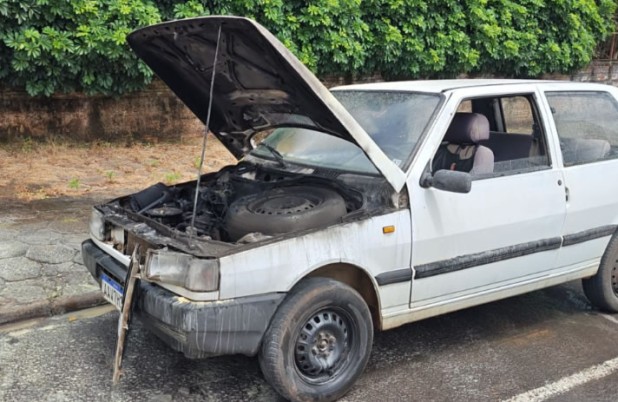 Fiat Uno pega fogo e assusta motorista e criança