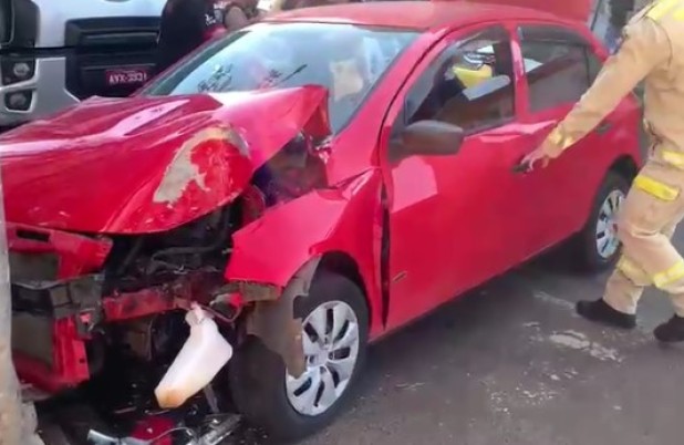 Casal de idosos fica ferido após acidente de carro