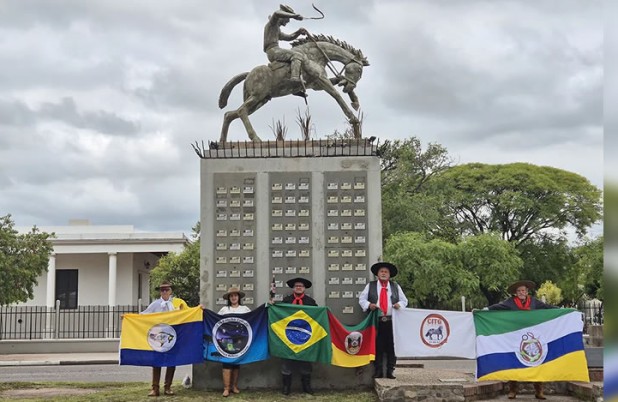 Beltronenses entregam Chama Paixão Côrtes na Argentina