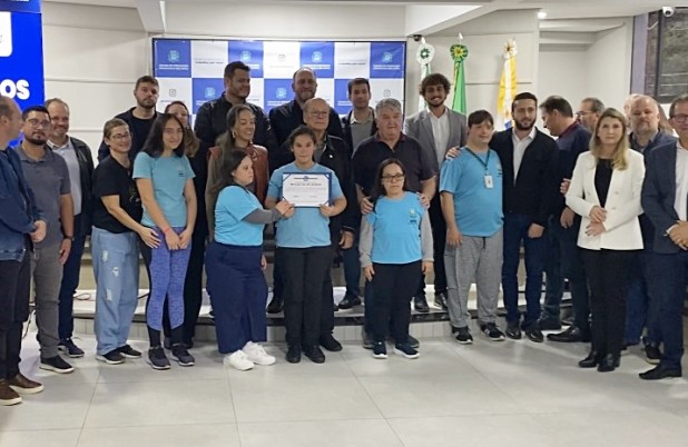 Câmara de Francisco Beltrão homenageia APAE pelos 50 anos de história