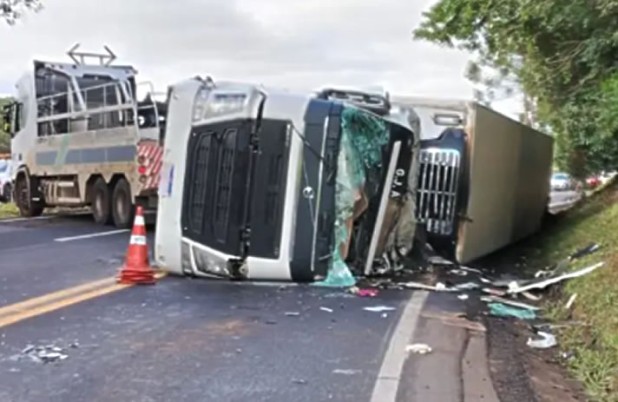 Motorista fica ferido após caminhão tombar na PRC-280